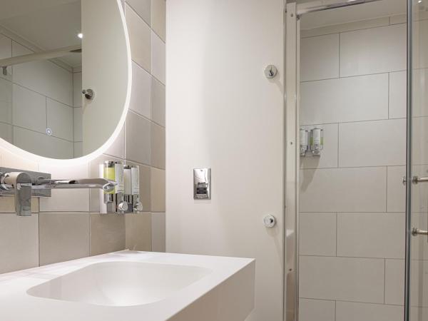 Hampton by Hilton London Waterloo : photo 10 de la chambre chambre lit queen-size premium