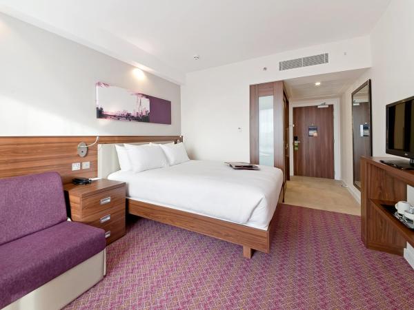 Hampton by Hilton London Waterloo : photo 4 de la chambre chambre lit queen-size avec canapé-lit