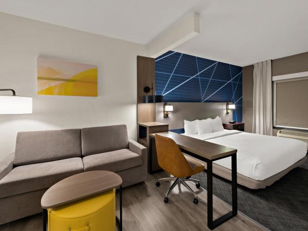 Comfort Suites Columbus East Broad : photo 5 de la chambre suite avec lit king-size pour personnes à mobilité réduite - non-fumeurs