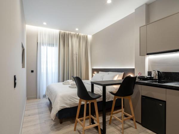 d Suites and Apartments : photo 1 de la chambre chambre double deluxe avec balcon