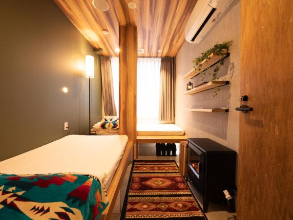 Glamping Tokyo Asakusa : photo 5 de la chambre chambre lits jumeaux avec cabinet de toilette commun