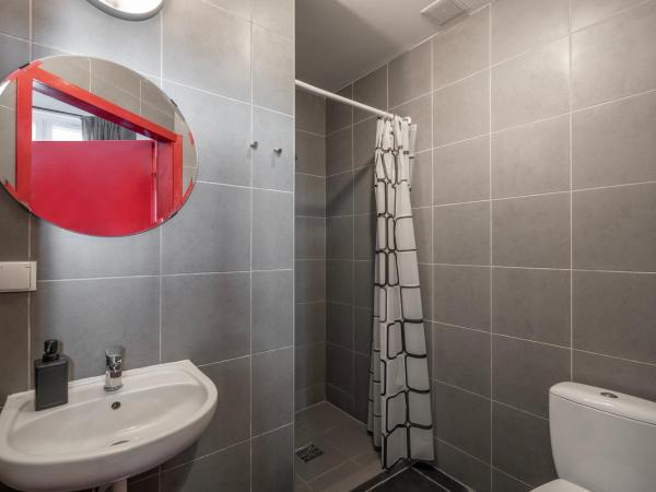 110 Hostel : photo 3 de la chambre chambre quadruple avec salle de bains