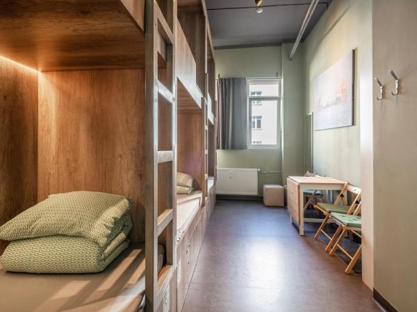 110 Hostel : photo 3 de la chambre chambre familiale avec salle de bains privative