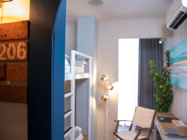 Glamping Tokyo Asakusa : photo 4 de la chambre hébergement lits jumeaux avec lits superposés et douche commune