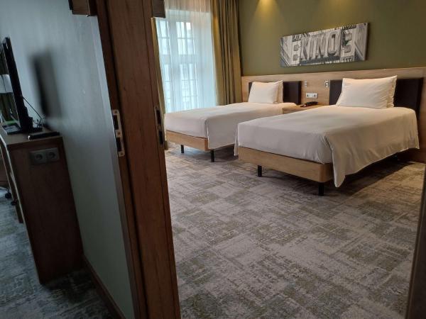 Hampton By Hilton Gdansk Old Town : photo 2 de la chambre chambre familiale communicante – vue sur ville