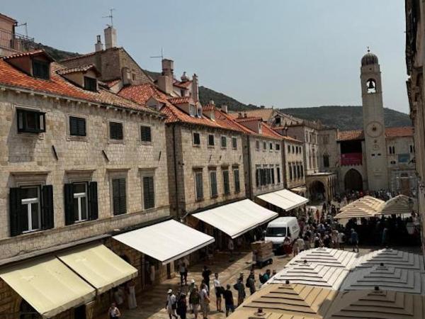 Studio Apartments Stradun : photo 1 de la chambre studio avec vue sur la ville