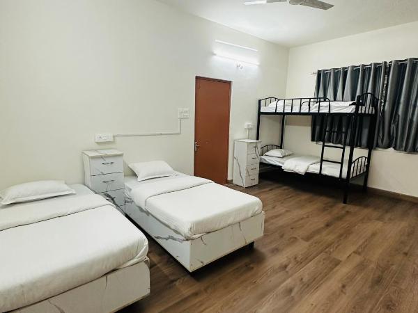 Elite Stays Viman nagar : photo 3 de la chambre chambre quadruple avec balcon 