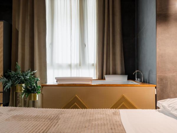 Porta D'Oro Charming House II & Spa : photo 4 de la chambre suite avec baignoire spa