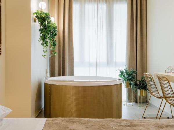 Porta D'Oro Charming House II & Spa : photo 4 de la chambre chambre lit king-size avec baignoire spa