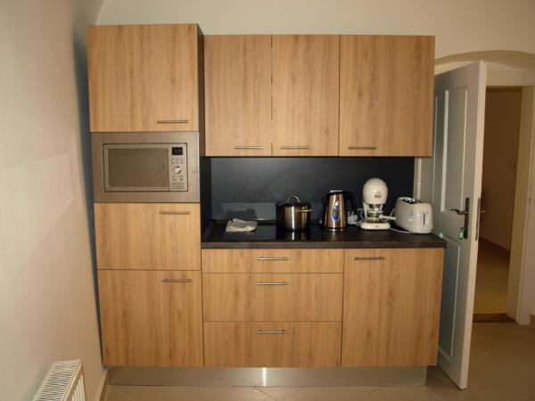 Ciszterci Szállás Pécs : photo 2 de la chambre chambre triple avec salle de bains