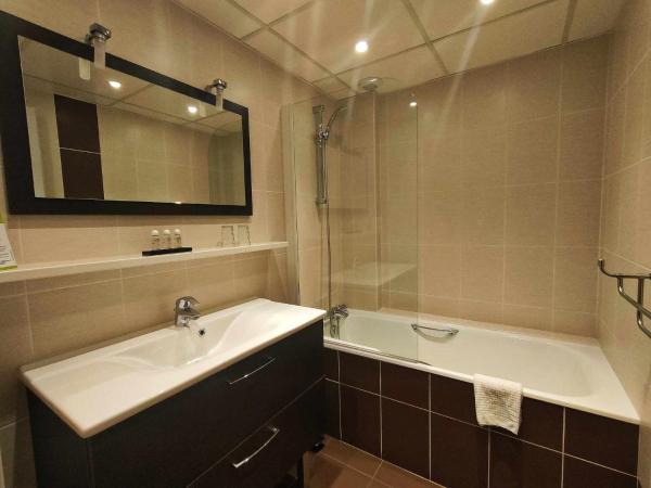 Hôtel La Réserve : photo 10 de la chambre chambre familiale (4 adultes)