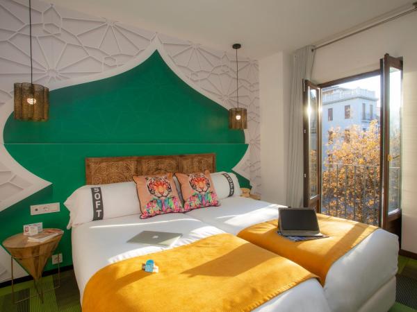 Casual Ilbira Granada : photo 1 de la chambre chambre double ou lits jumeaux avec balcon