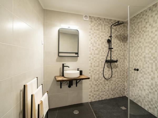 Alojamento da Avó Rosa : photo 5 de la chambre chambre double avec salle de bains privative