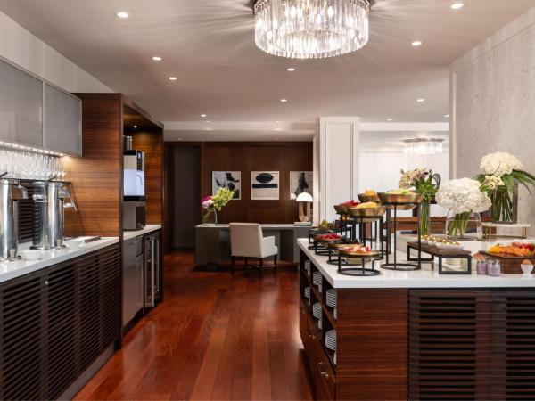 The Ritz-Carlton, Dallas : photo 8 de la chambre club level one bedroom suite with a king bed and a sofa bed