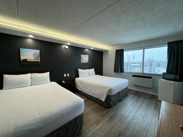 Travelodge by Wyndham Winnipeg Airport : photo 2 de la chambre chambre avec 2 lits queen-size - vue sur piscine - non-fumeurs