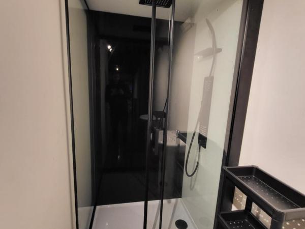 Viktoria HOSTEL : photo 1 de la chambre lit simple dans dortoir pour femmes