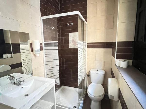 Hostal Milan : photo 1 de la chambre chambre triple avec salle de bains privative