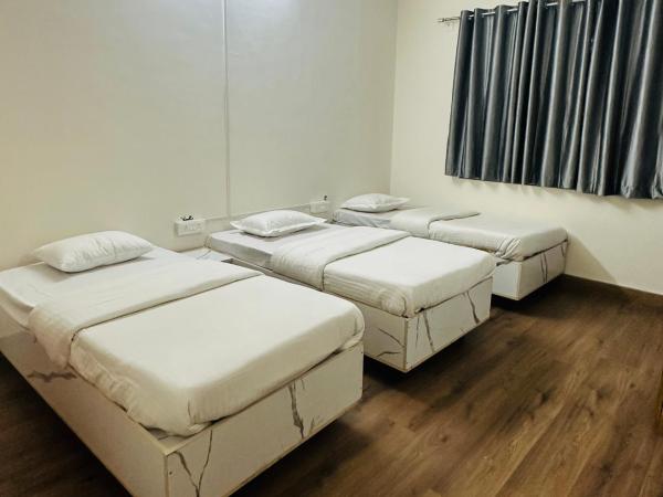 Elite Stays Viman nagar : photo 1 de la chambre chambre triple avec salle de bains privative