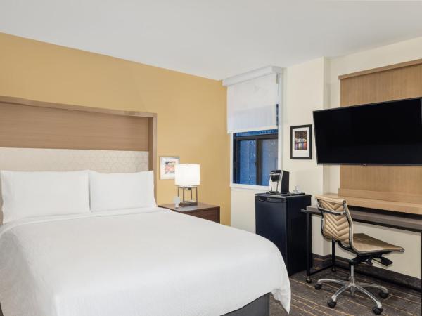 Holiday Inn Toronto Downtown Centre, an IHG Hotel : photo 10 de la chambre chambre standard lit queen-size