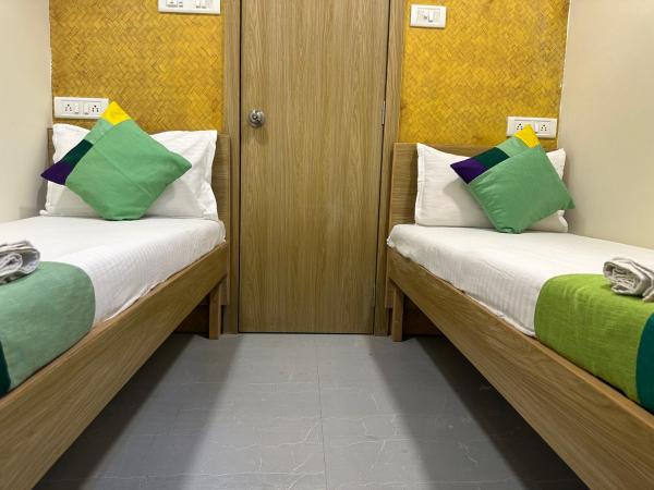 ZEST STAYS - IIT : photo 1 de la chambre chambre double avec salle de bains commune