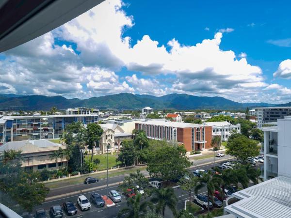 DoubleTree by Hilton Cairns : photo 1 de la chambre chambre lit king-size de luxe - vue sur montagne