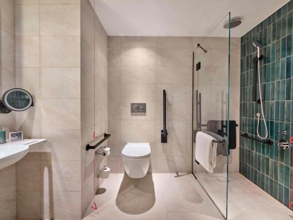 Hyatt Regency London Blackfriars : photo 4 de la chambre chambre lit king-size pour personnes à mobilité réduite avec douche accessible aux personnes à mobilité réduite