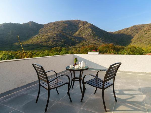 Anandam - Jacuzzi & Private Pool Villas in Udaipur : photo 3 de la chambre suite junior avec terrasse