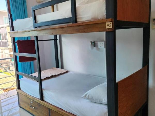 Theppahrak Hostel Khaolak : photo 1 de la chambre lit dans dortoir pour femmes de 4 lits