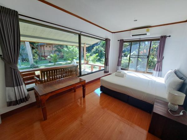 Baan Long Beach : photo 7 de la chambre suite familiale avec balcon