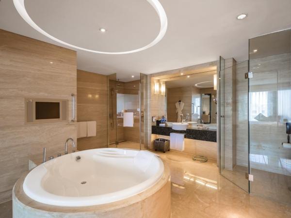 Crowne Plaza Tianjin Binhai, an IHG Hotel : photo 3 de la chambre suite junior lit king-size - accès au salon