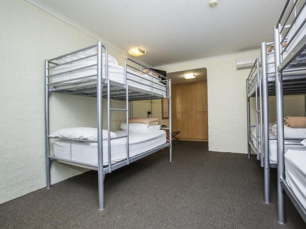 ibis Styles Canberra Eagle Hawk : photo 4 de la chambre dormitory room with 3 sets of bunk beds