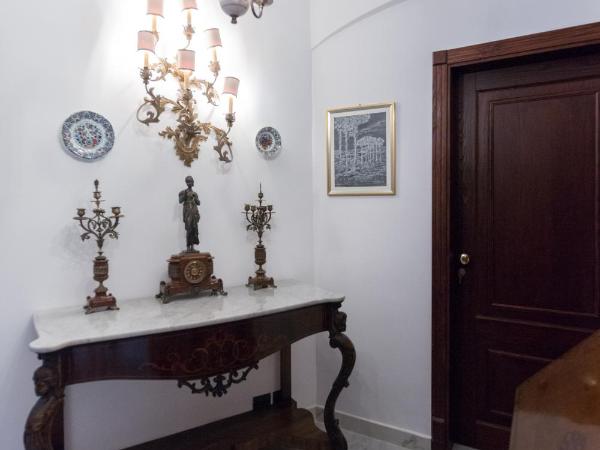 Palazzo Doria d'Angri Suites : photo 3 de la chambre chambre double deluxe avec balcon