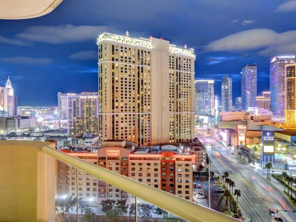 Lucky Gem Luxury Suite MGM Signature, Balcony Strip View 2605 : photo 2 de la chambre suite lit king-size avec balcon