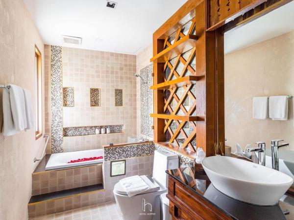 Phra Singh Village : photo 1 de la chambre hébergement de luxe avec balcon 