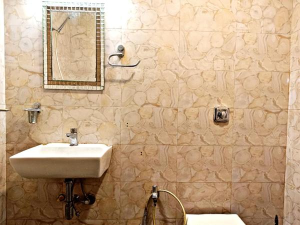 Near Airport AC Couple Friendly Room at a Budget Inn : photo 6 de la chambre chambre double avec salle de bains commune