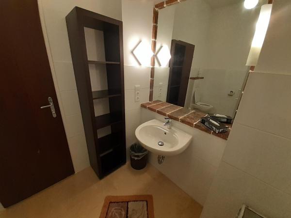 HappyHostel : photo 5 de la chambre chambre triple avec salle de bains commune