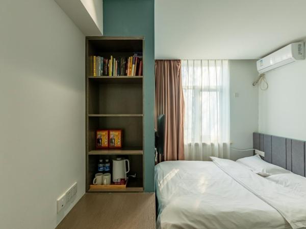 Happy Dragon Alley Hotel-In the city center with big window&free coffe laundry Fluent English speaking,Tourist attractions ticket service&food recommendation,Near Tian Anmen Forbiddencity,Near Lama temple,Easy to walk to NanluoAlley&Shichahai : photo 8 de la chambre chambre double - bâtiment b