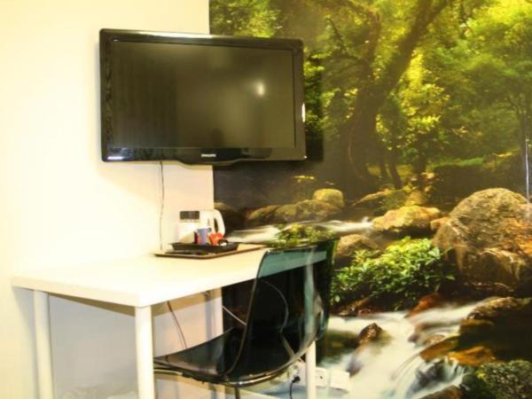 HI Oslo Haraldsheim : photo 8 de la chambre chambre double avec salle de bains privative