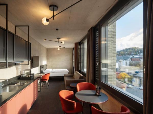 Tailormade Hotel LEO St Gallen : photo 1 de la chambre hébergement lit king-size premium