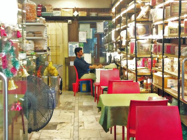 Near Airport AC Couple Friendly Room at a Budget Inn : photo 2 de la chambre chambre double avec salle de bains commune