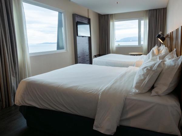 Hampton By Hilton Bariloche : photo 3 de la chambre chambre double avec 2 lits doubles et vue sur le lac