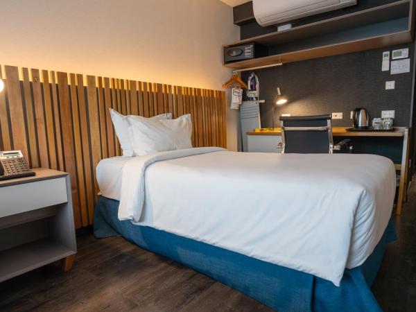 Hampton By Hilton Bariloche : photo 2 de la chambre standard room - two twin beds - lake view