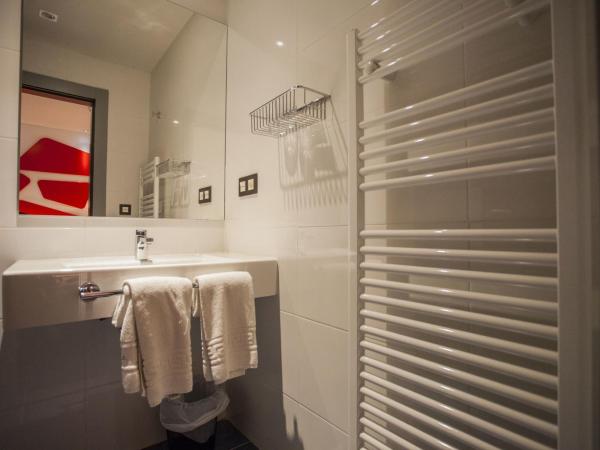 Hostal Barcelona : photo 3 de la chambre chambre double ou lits jumeaux avec lit d'appoint