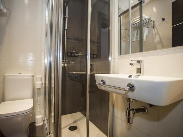 Hostal Barcelona : photo 4 de la chambre chambre double ou lits jumeaux avec lit d'appoint