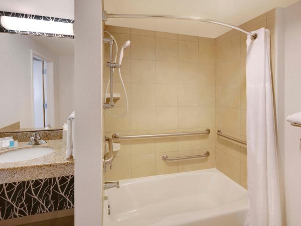 Hilton Garden Inn Austin North : photo 2 de la chambre chambre lit king-size avec baignoire - accessible aux personnes à mobilité réduite et adaptée aux personnes malentendantes