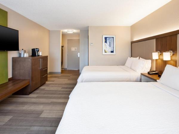 Holiday Inn Express Nashville Airport, an IHG Hotel : photo 8 de la chambre chambre lit queen-size avec balcon