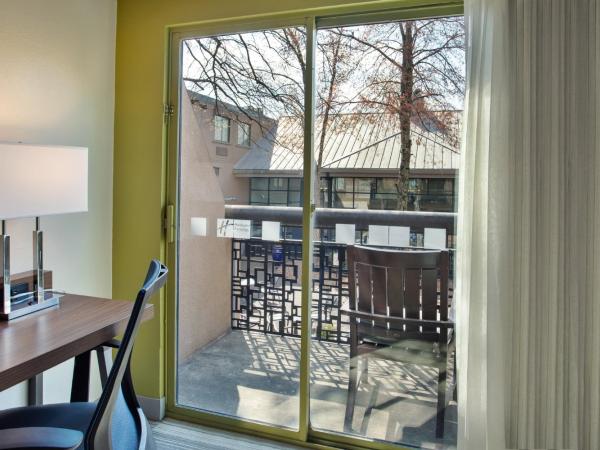 Holiday Inn Express Nashville Airport, an IHG Hotel : photo 10 de la chambre chambre lit queen-size avec balcon