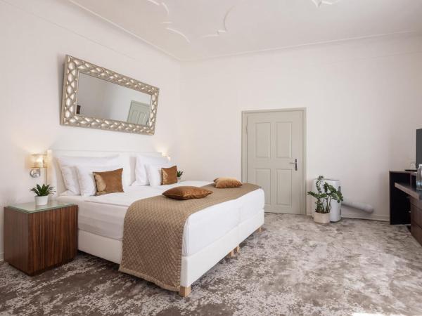 Bellevue Hotel Český Krumlov : photo 1 de la chambre suite avec terrasse