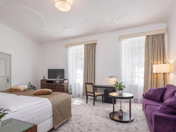 Bellevue Hotel Český Krumlov : photo 2 de la chambre suite avec terrasse