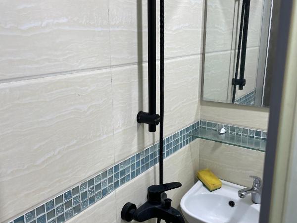 Majestic 7 Guesthouse (formerly KAT Hotel) : photo 5 de la chambre chambre triple avec salle de bains privative